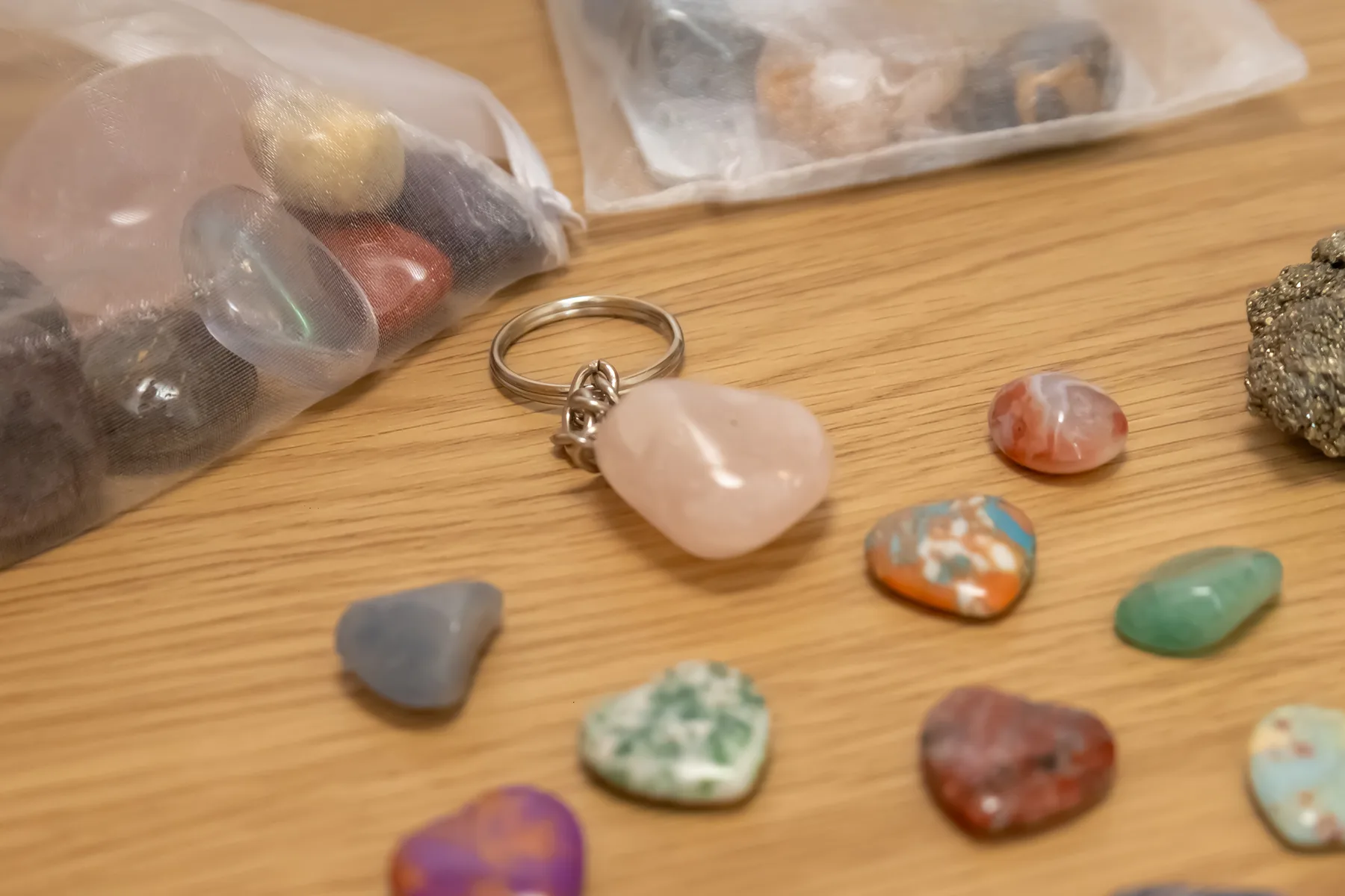 Gekleurde stenen en kleine materialen op de werktafel