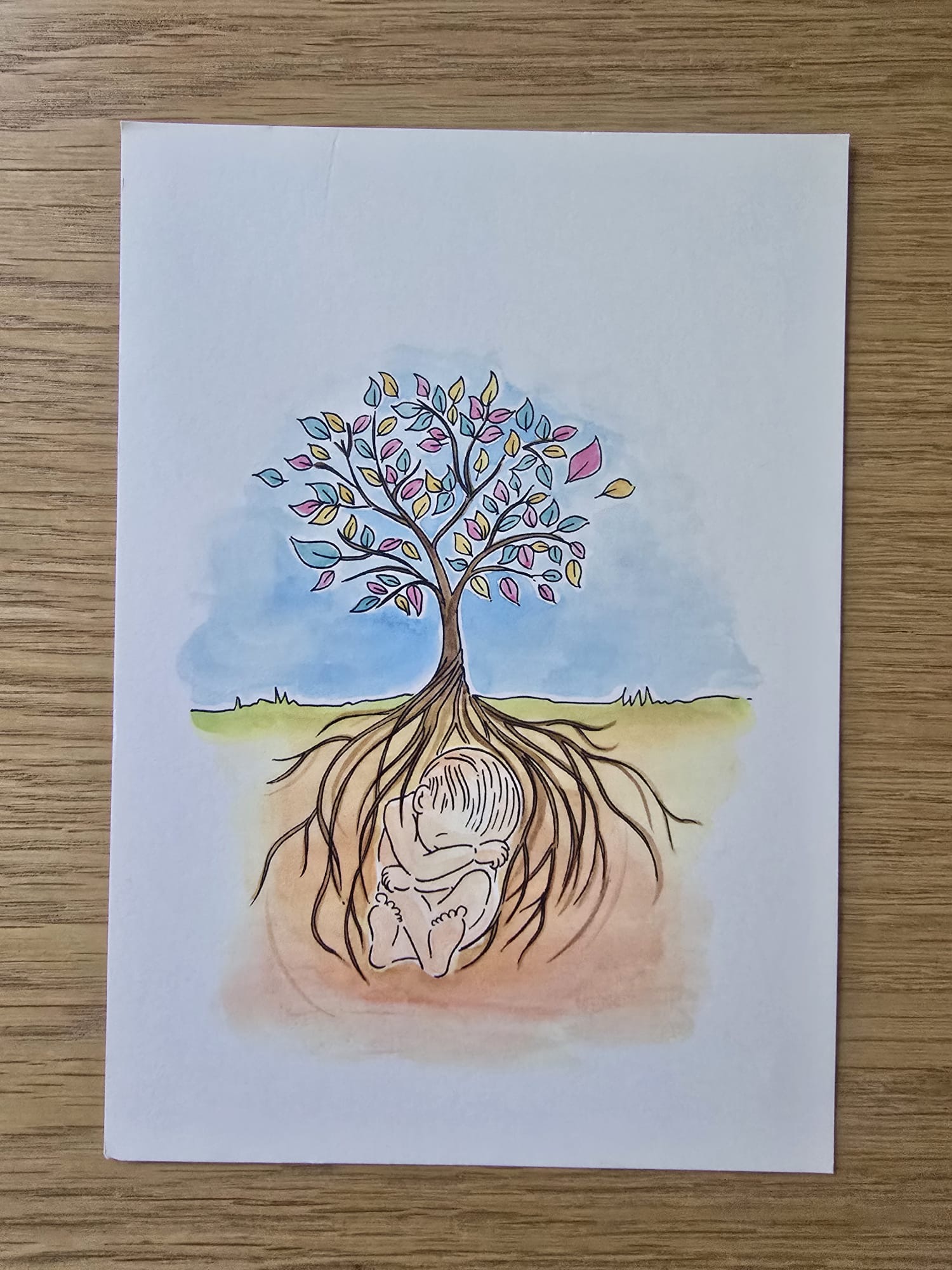 Aquarelillustratie van een boom met wortels waarin een kind geborgen ligt, symbool voor oorsprong en blauwdruk