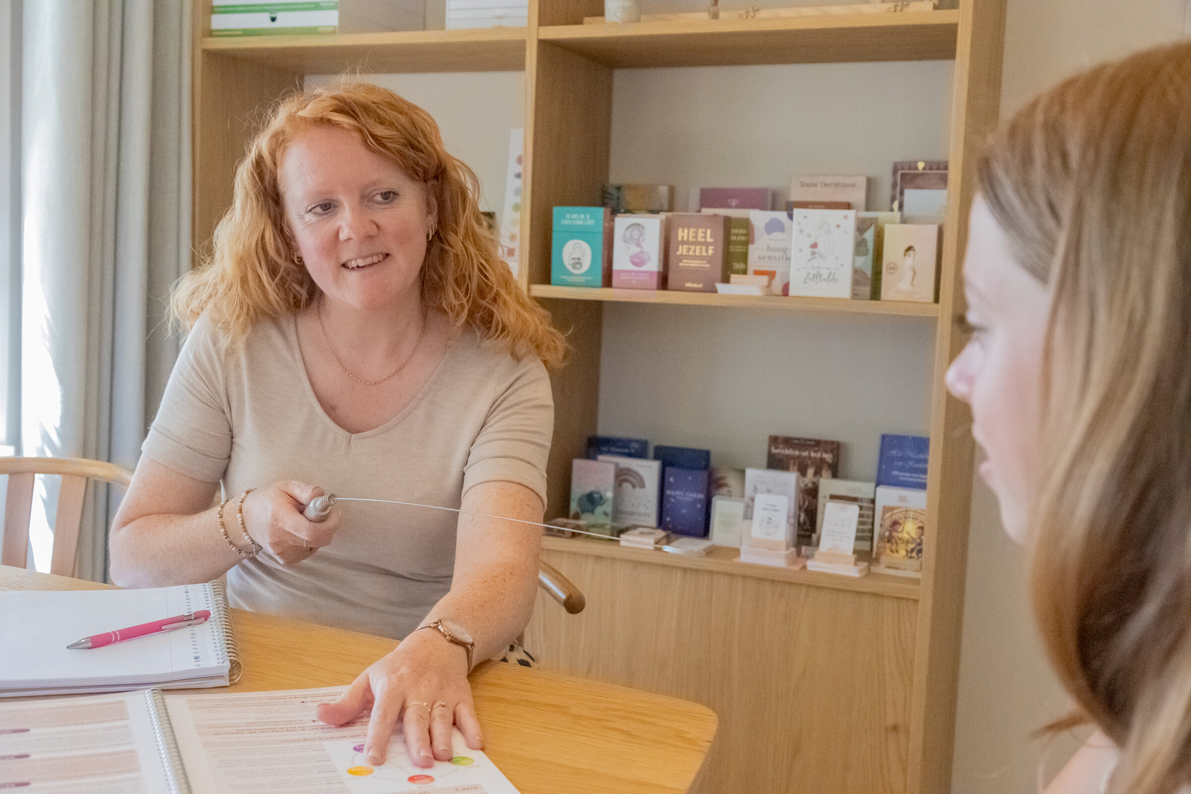 Jannie glimlachend met biotensor tijdens sessie