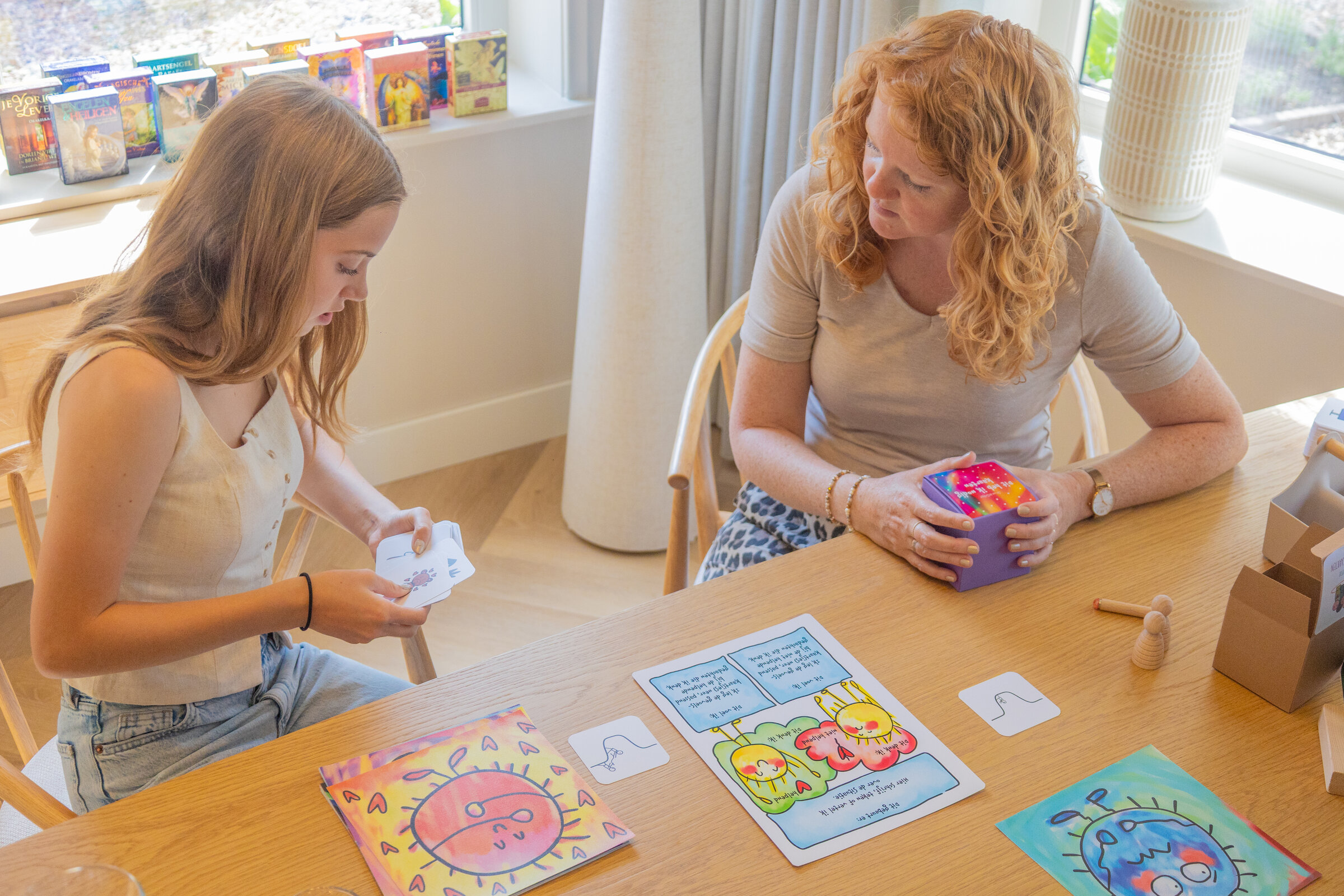 Jannie en cliënt werken met Happy Cards in sessie