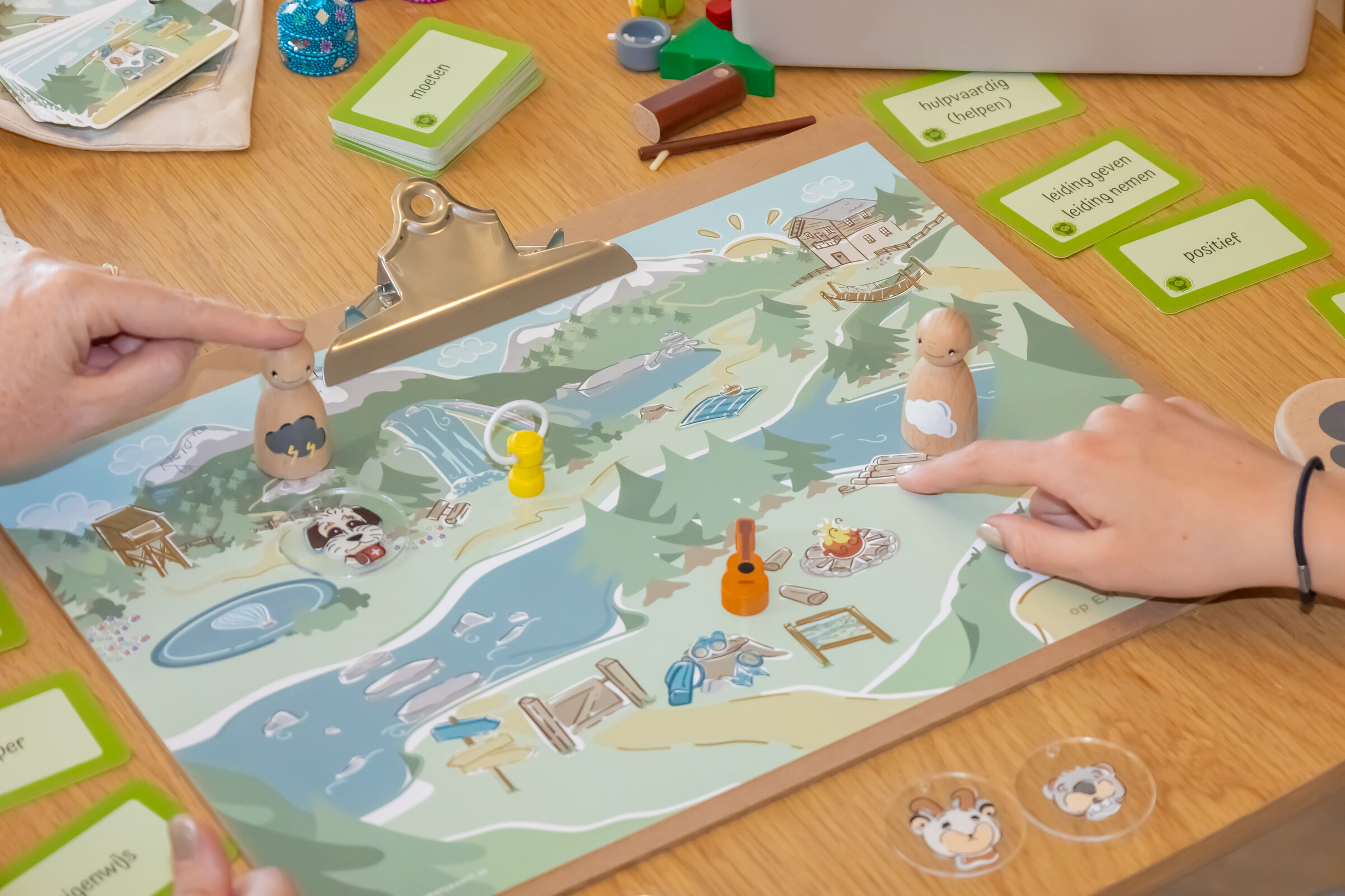 Bordspel met poppetjes en kaarten op tafel