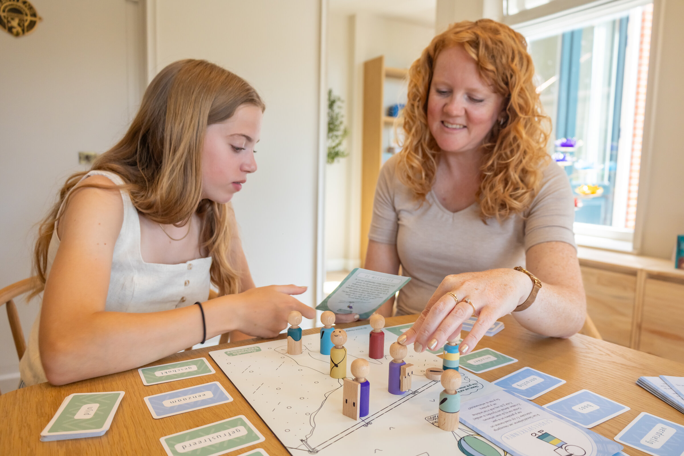 Jannie en cliënt met systemisch speelbord en poppetjes